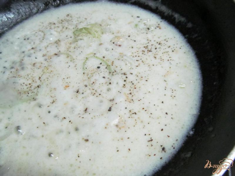 Фото приготовление рецепта: Теплый салат из макарон и помидора шаг №4