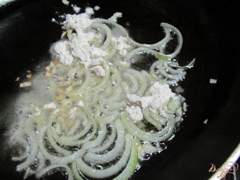 Фото приготовление рецепта: Теплый салат из макарон и помидора шаг №2