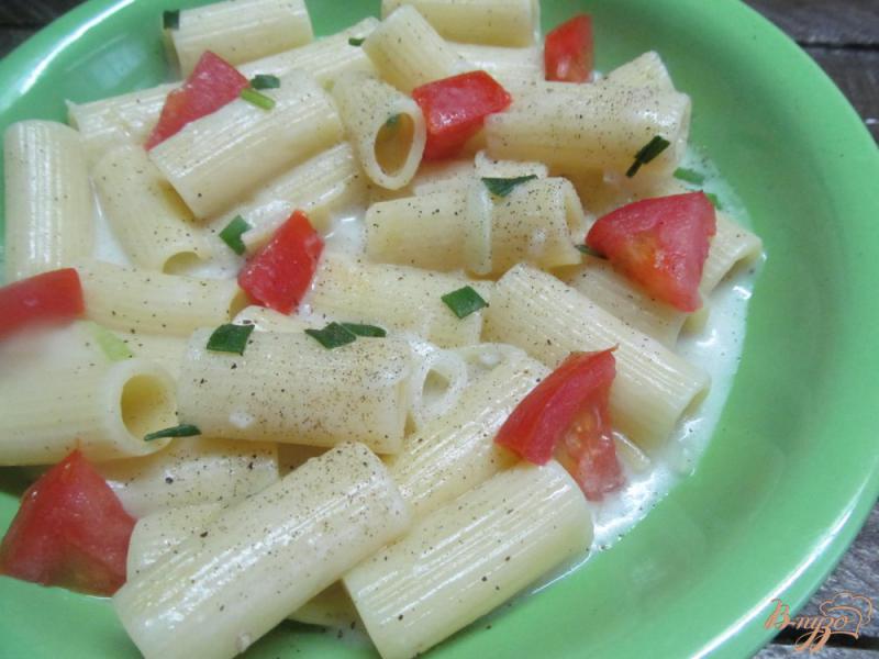 Фото приготовление рецепта: Теплый салат из макарон и помидора шаг №7