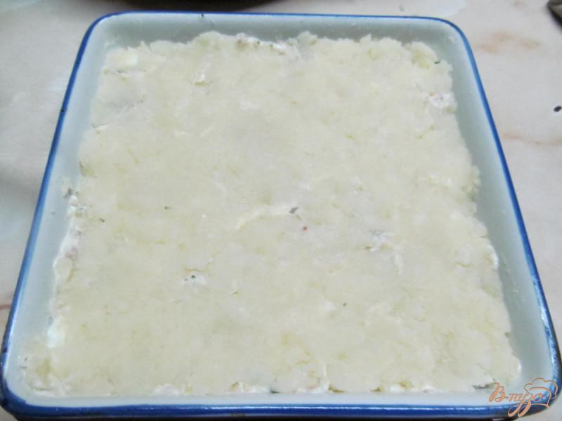 Фото приготовление рецепта: Запеканка из картофеля с фаршем и яйцом шаг №5