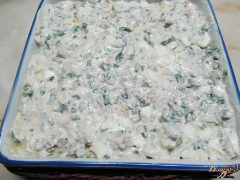 Фото приготовление рецепта: Запеканка из картофеля с фаршем и яйцом шаг №6