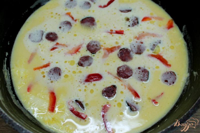 Фото приготовление рецепта: Омлет с охотничьими колбасками, болгарским перцем и сыром шаг №3