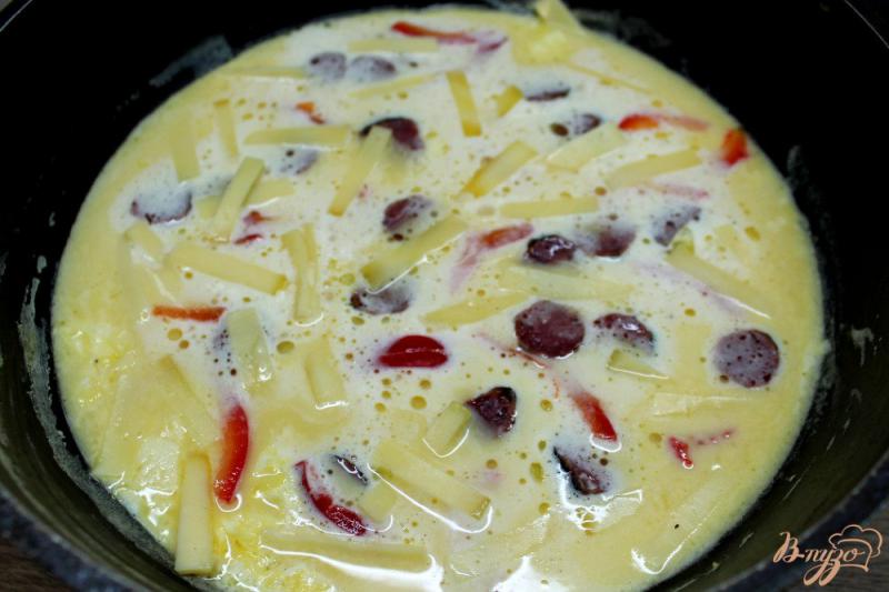 Фото приготовление рецепта: Омлет с охотничьими колбасками, болгарским перцем и сыром шаг №4
