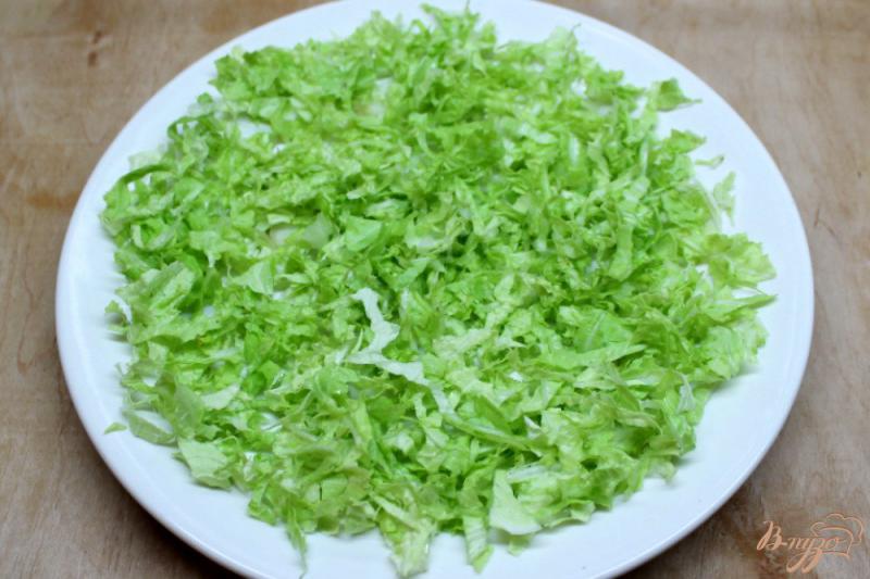Фото приготовление рецепта: Салат с печенью трески, кукурузой и пекинской капустой шаг №1