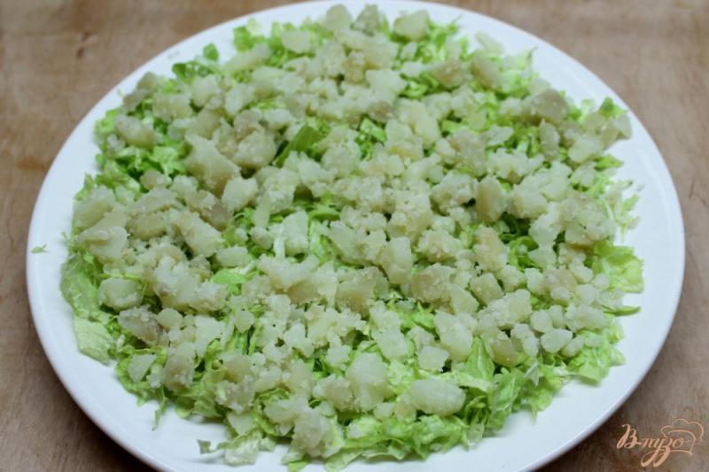 Фото приготовление рецепта: Салат с печенью трески, кукурузой и пекинской капустой шаг №2
