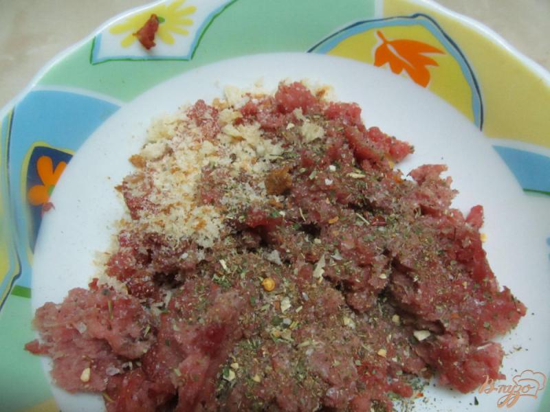 Фото приготовление рецепта: Теплый салат из макарон и фрикаделек шаг №1