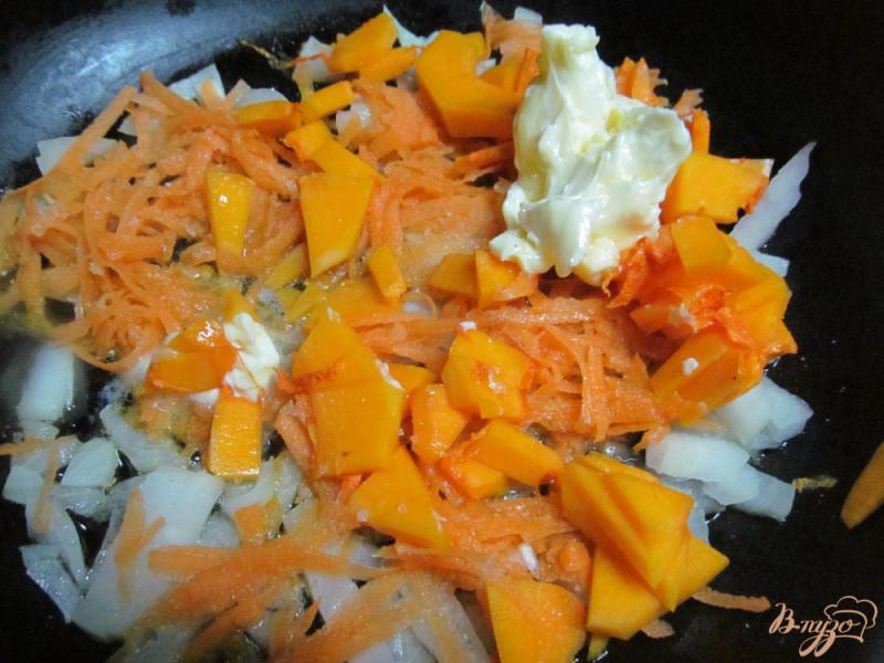 Фото приготовление рецепта: Теплый салат из макарон и фрикаделек шаг №4
