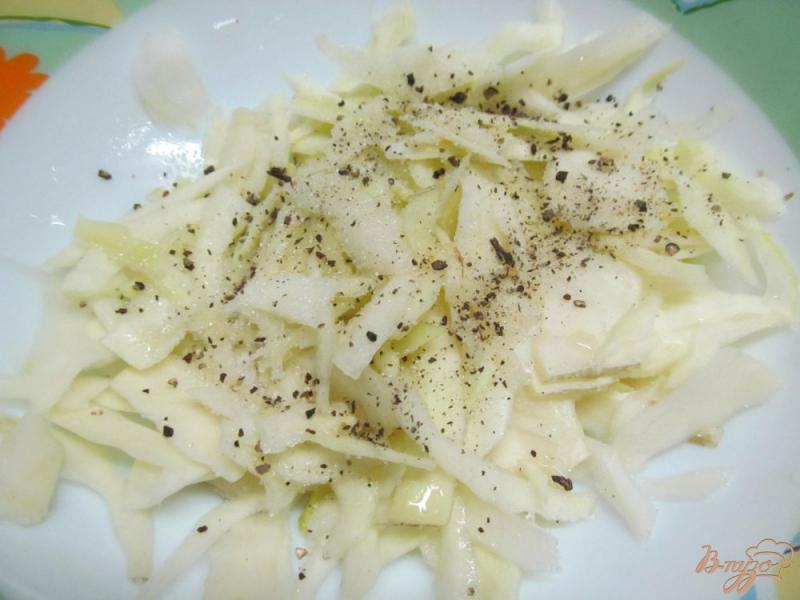 Фото приготовление рецепта: Салат из капусты с яблоком изюмом и горошком шаг №1