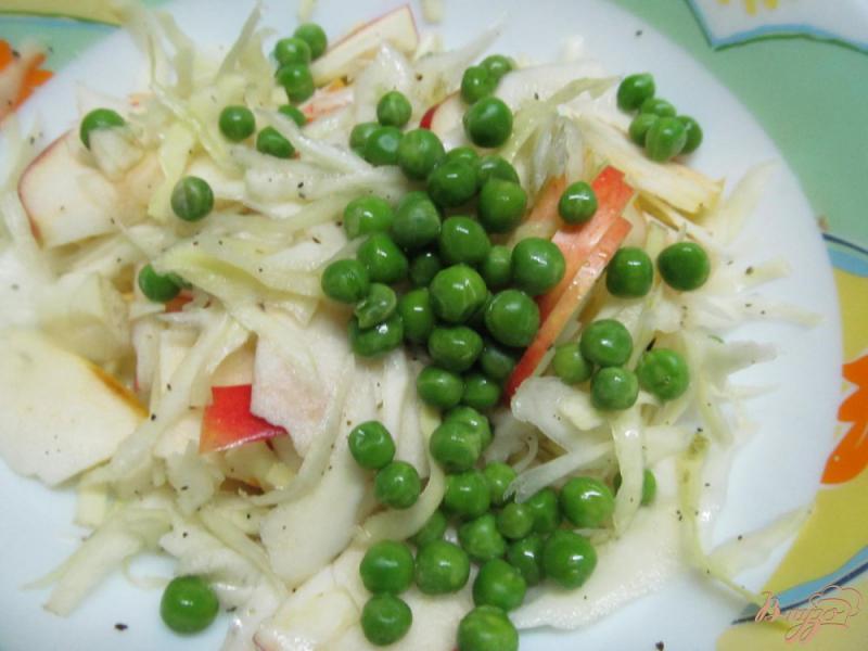 Фото приготовление рецепта: Салат из капусты с яблоком изюмом и горошком шаг №3