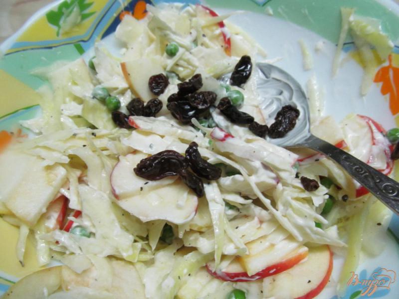Фото приготовление рецепта: Салат из капусты с яблоком изюмом и горошком шаг №4