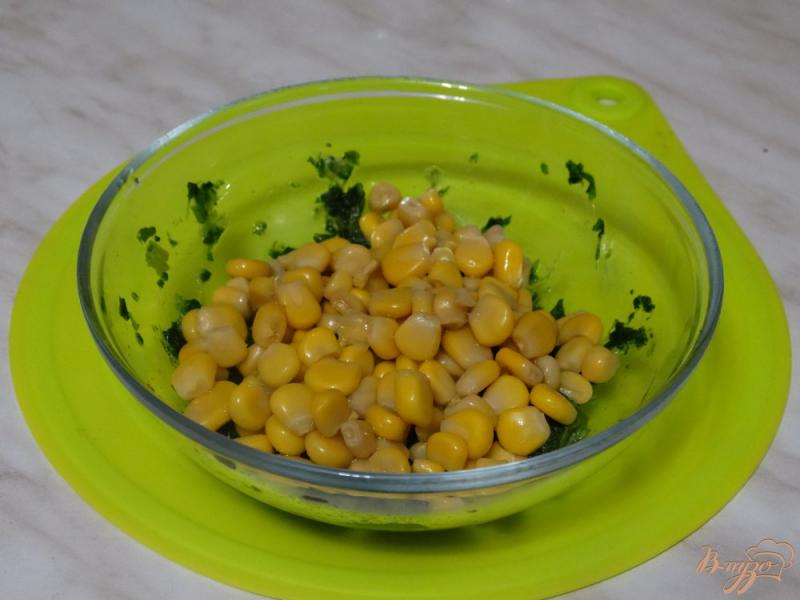 Фото приготовление рецепта: Белковый омлет с кукурузой и шпинатом шаг №3