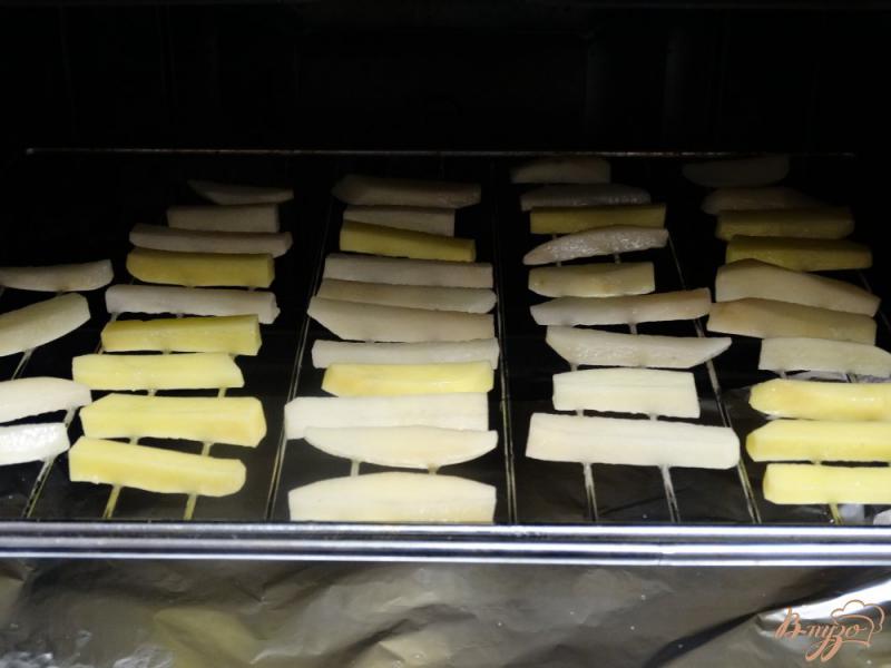Фото приготовление рецепта: Картофель фри на гриле шаг №3