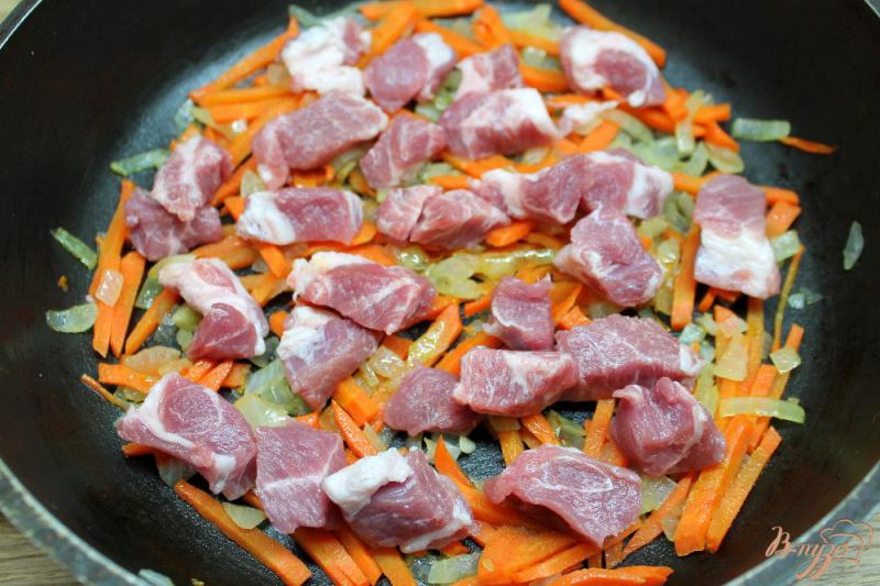Фото приготовление рецепта: Рис со свининой и овощами шаг №2