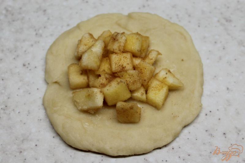 Фото приготовление рецепта: Открытые пирожки с яблоком шаг №7