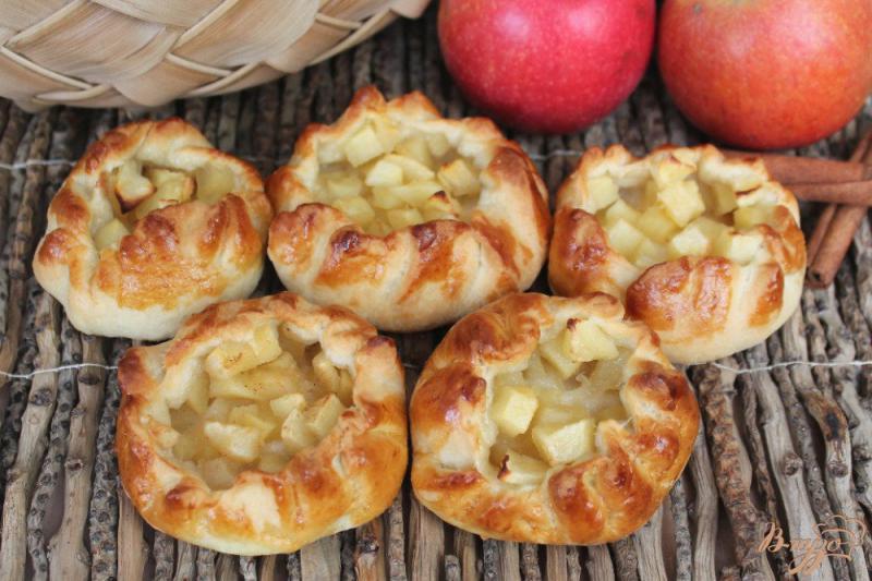 Фото приготовление рецепта: Открытые пирожки с яблоком шаг №10