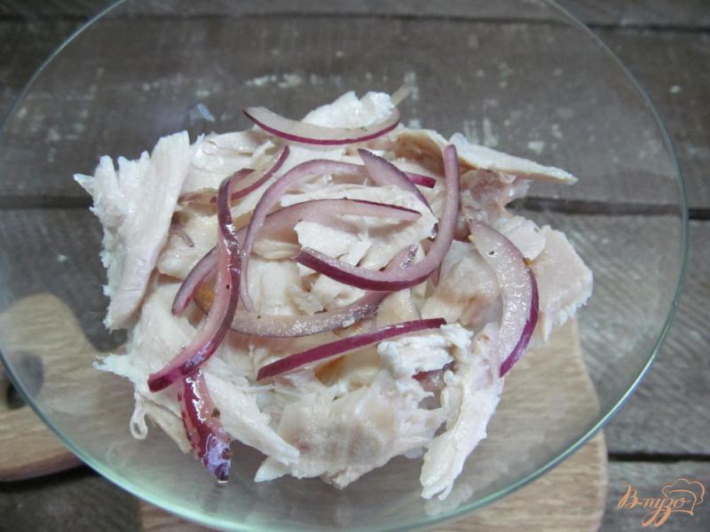 Фото приготовление рецепта: Изумрудный салат из киви и курицы шаг №3