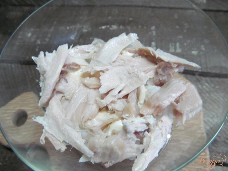 Фото приготовление рецепта: Изумрудный салат из киви и курицы шаг №2