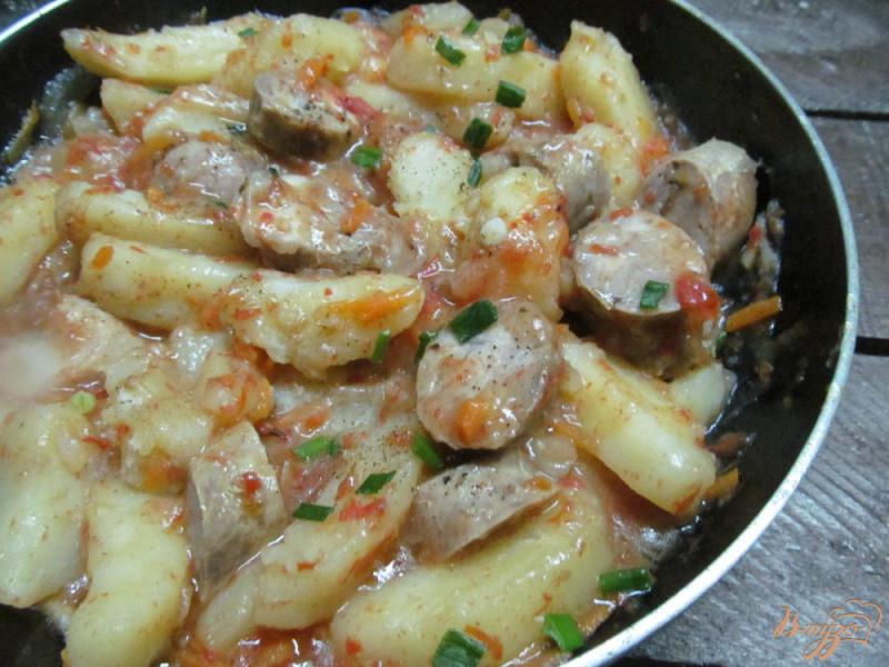 Фото приготовление рецепта: Картофель с домашней колбасой шаг №6