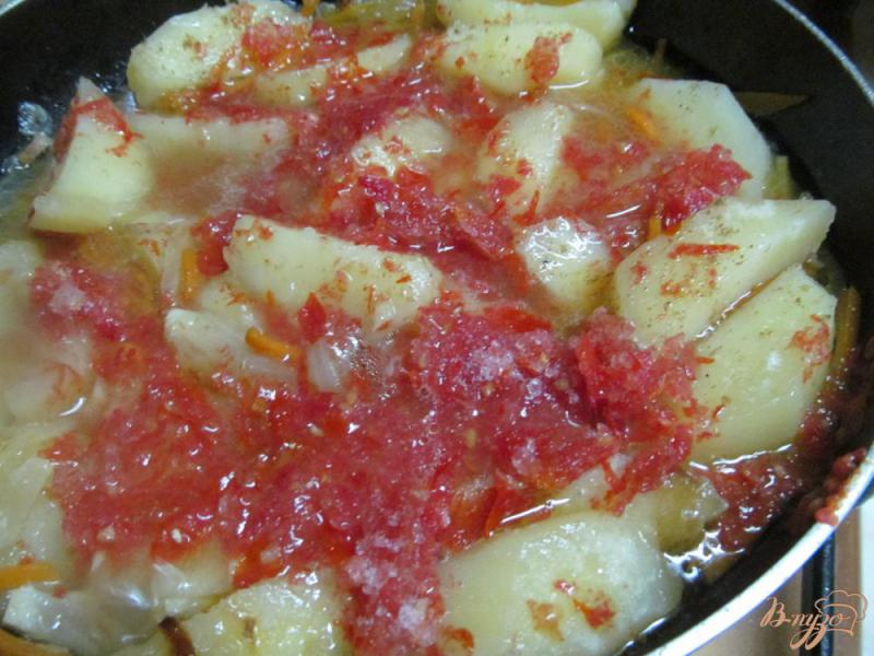 Фото приготовление рецепта: Картофель с домашней колбасой шаг №4