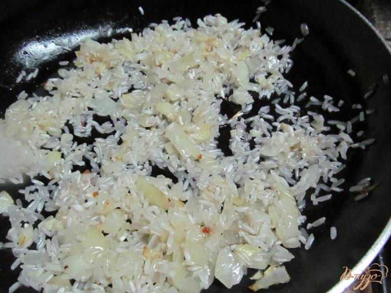 Фото приготовление рецепта: Рис с сосисками шаг №4