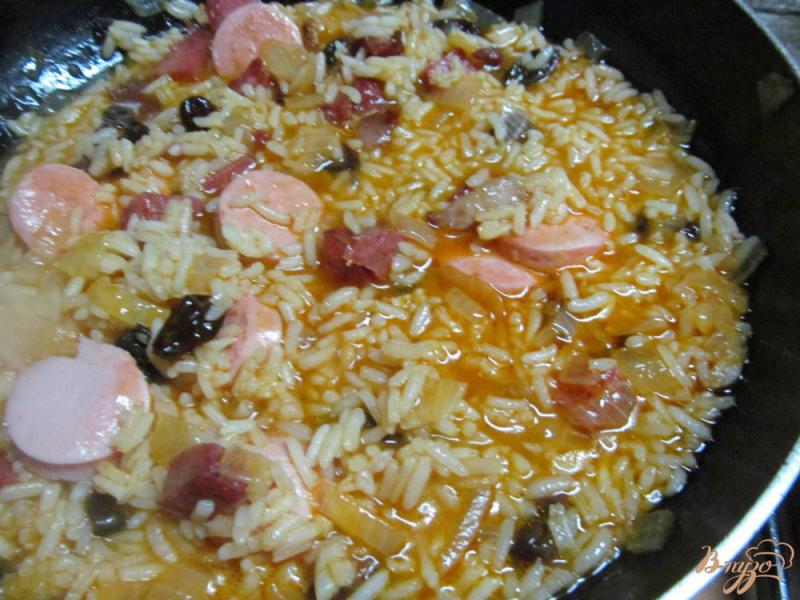 Фото приготовление рецепта: Рис с сосисками шаг №6