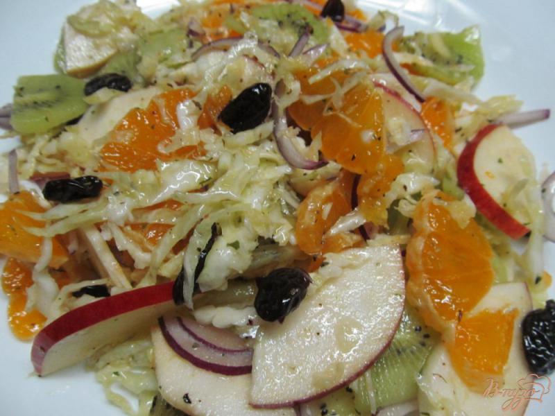 Фото приготовление рецепта: Салат из капусты и фруктов шаг №5