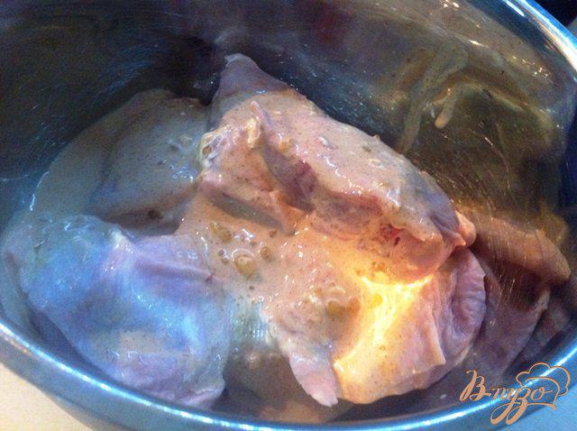 Фото приготовление рецепта: Куриные бедрышки запеченные с картофелем шаг №2