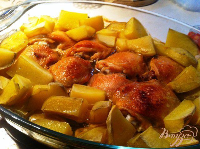 Фото приготовление рецепта: Куриные бедрышки запеченные с картофелем шаг №3