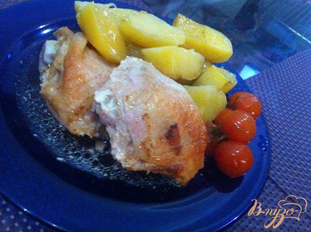 Фото приготовление рецепта: Куриные бедрышки запеченные с картофелем шаг №4