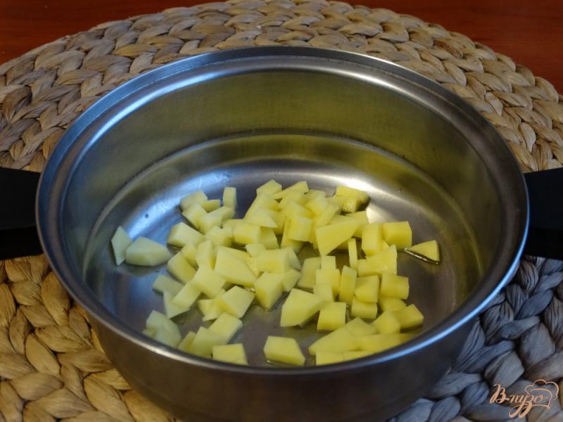 Фото приготовление рецепта: Суп с кабачком и зеленым горошком шаг №1
