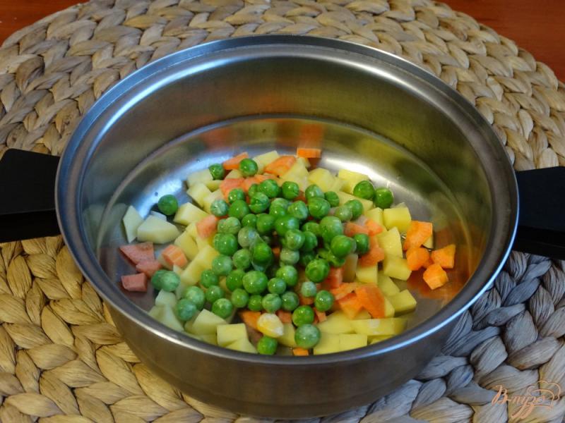 Фото приготовление рецепта: Суп с кабачком и зеленым горошком шаг №3