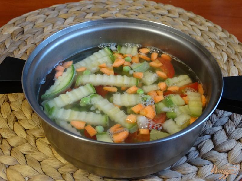 Фото приготовление рецепта: Суп с кабачком и зеленым горошком шаг №6