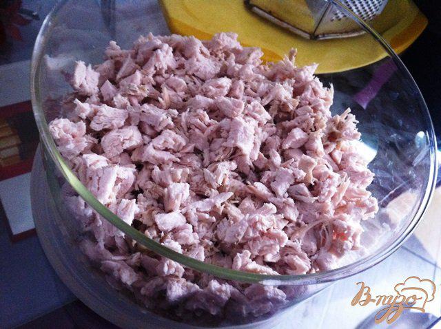 Фото приготовление рецепта: Закуска из  салата с курицей и ананаса. шаг №2