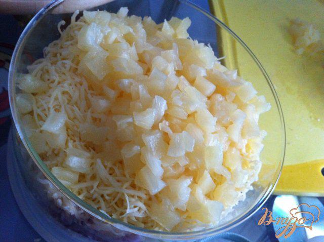 Фото приготовление рецепта: Закуска из  салата с курицей и ананаса. шаг №3