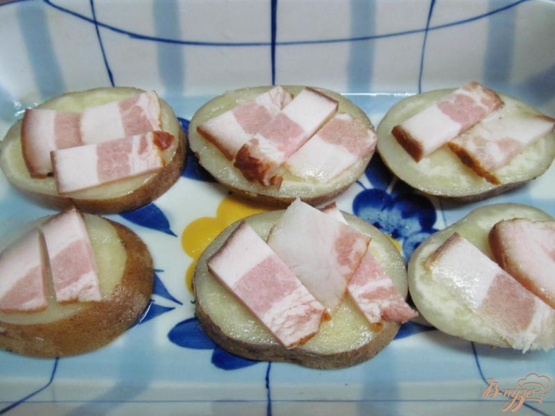 Фото приготовление рецепта: Запеченный картофель под беконом и тыквой шаг №4