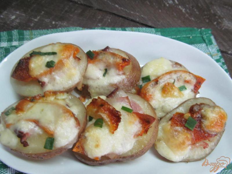 Фото приготовление рецепта: Запеченный картофель под беконом и тыквой шаг №8