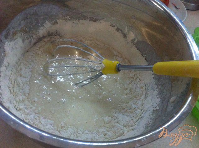 Фото приготовление рецепта: Наливной пирог с черносливом и вяленой клюквой шаг №3