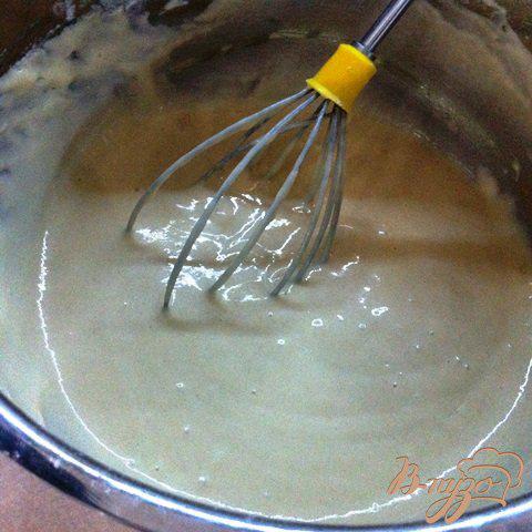 Фото приготовление рецепта: Наливной пирог с черносливом и вяленой клюквой шаг №4