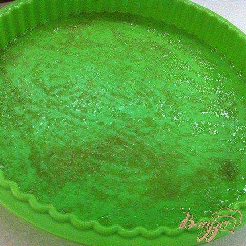 Фото приготовление рецепта: Наливной пирог с черносливом и вяленой клюквой шаг №6