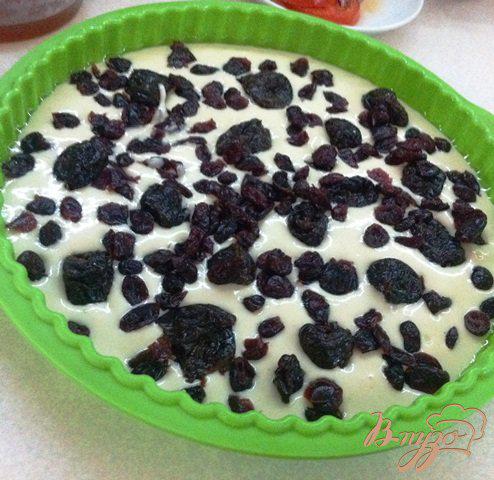 Фото приготовление рецепта: Наливной пирог с черносливом и вяленой клюквой шаг №8
