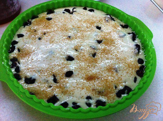 Фото приготовление рецепта: Наливной пирог с черносливом и вяленой клюквой шаг №9
