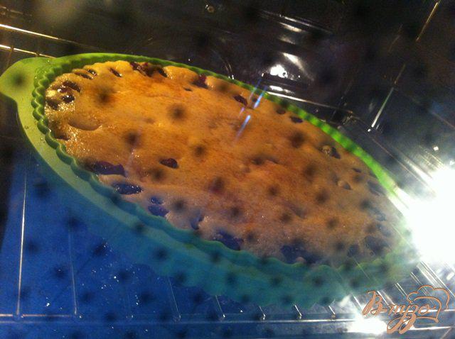 Фото приготовление рецепта: Наливной пирог с черносливом и вяленой клюквой шаг №10