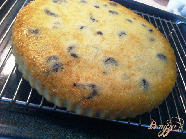 Фото приготовление рецепта: Наливной пирог с черносливом и вяленой клюквой шаг №11