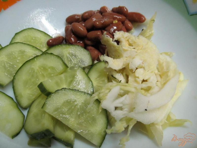 Фото приготовление рецепта: Салат из капусты с огурцом и кукурузой шаг №2