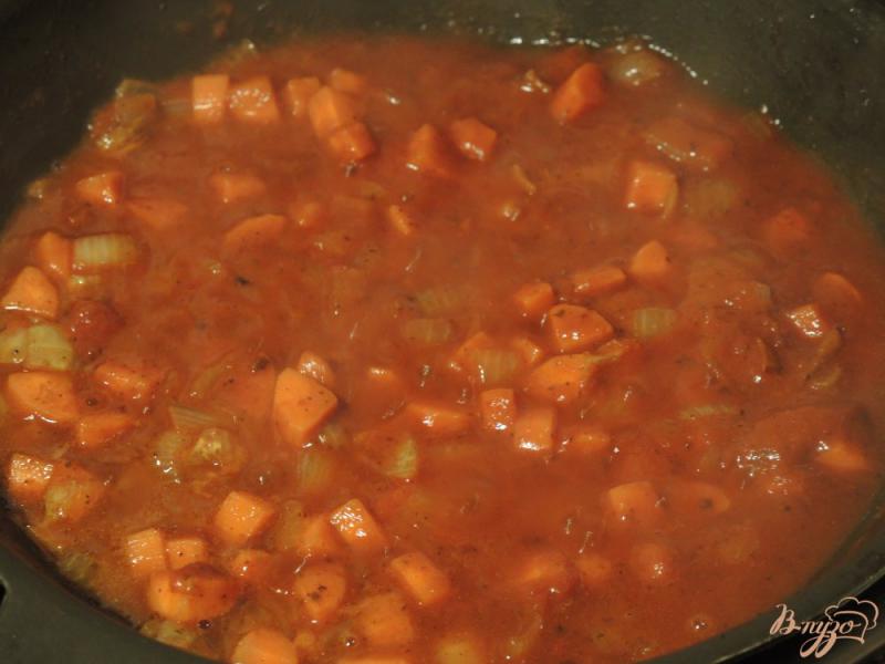 Фото приготовление рецепта: Куриная печень с фасолью в томатном соусе шаг №7