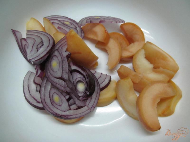 Фото приготовление рецепта: Салат из квашенной капусты с маринованными яблоками шаг №2