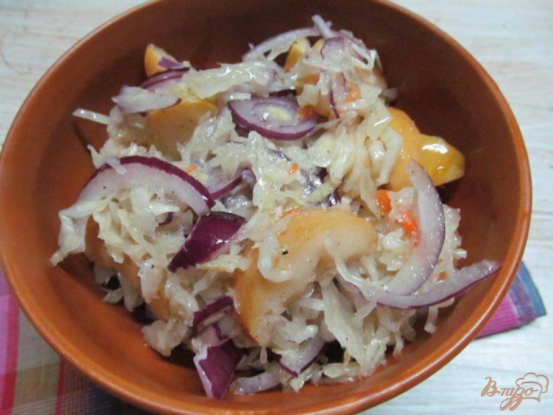 Фото приготовление рецепта: Салат из квашенной капусты с маринованными яблоками шаг №5