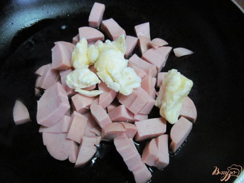 Фото приготовление рецепта: Каша из пшена под колбасным соусом шаг №2