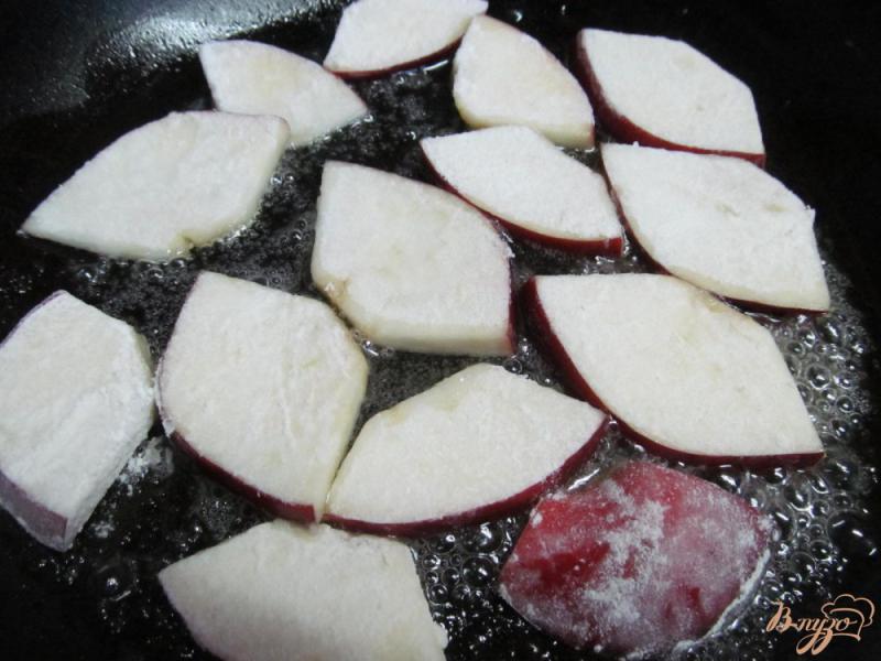 Фото приготовление рецепта: Салат из куриного мяса и жаренных фруктов шаг №3