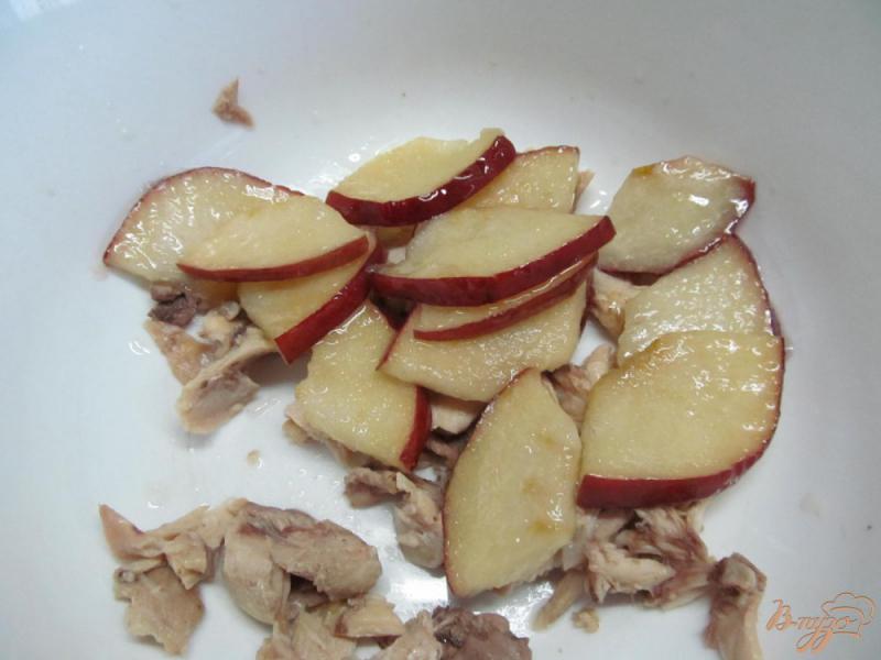 Фото приготовление рецепта: Салат из куриного мяса и жаренных фруктов шаг №5